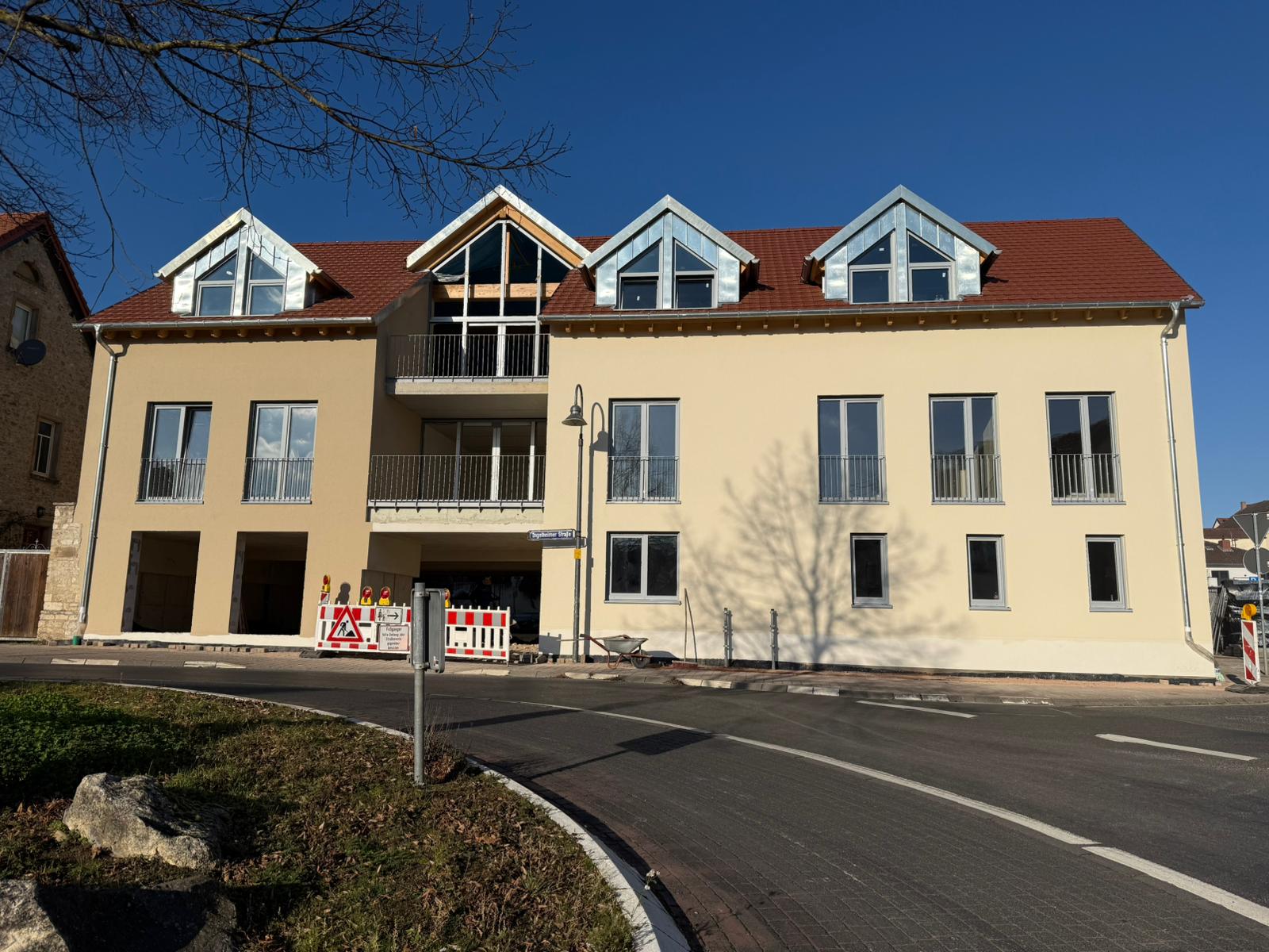 Dorfplatzensemble — Neubau Foto